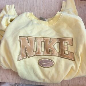 Hello retro Nike crewneck